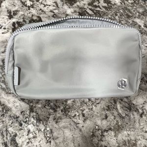 Lululemon belt bag silver drop/white